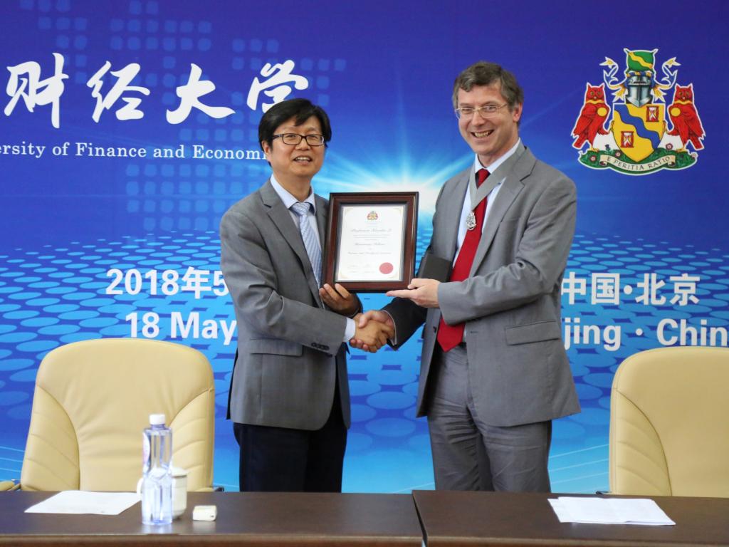 Colin Wilson为李晓林教授颁发英国荣誉精算师证书