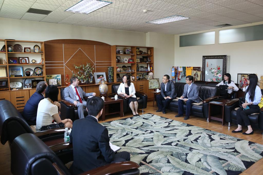 图片1:王瑶琪校长接见英国精算师协会一行